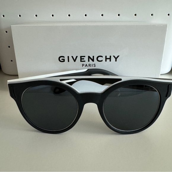Givenchy Sunglasses Unisex - Picture 2 of 9